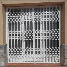 Reja de ballesta blanca de dos hojas en una fachada
