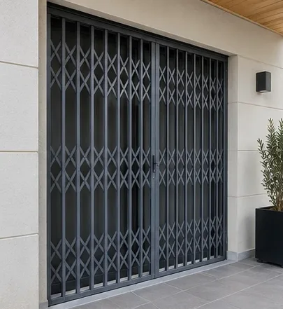 Reja de ballesta gris en el porche de una vivienda