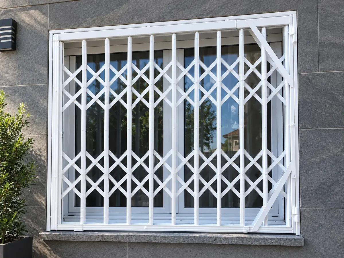 Reja de ballesta blanca cerrada en una ventana